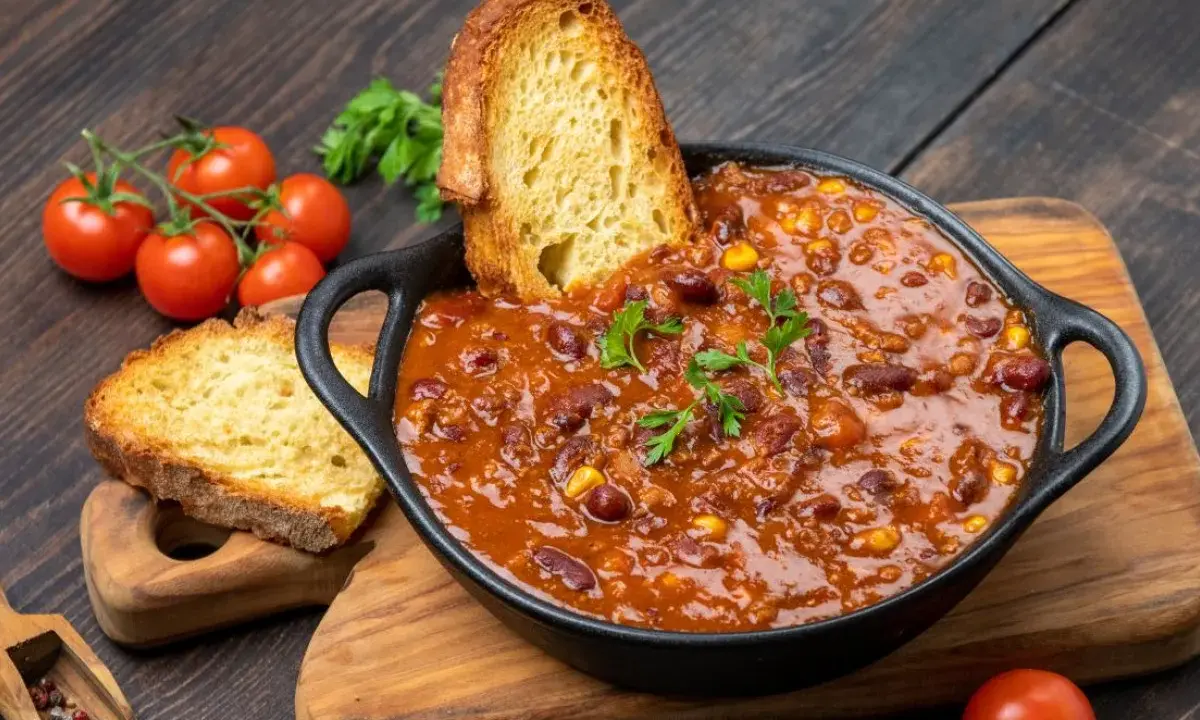 Pyszne chili con carne z fasolą i kukurydzą, podane z chrupiącą grzanką. Idealne co na obiad!