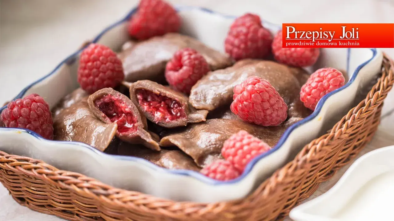 Czekoladowe pierogi z malinami, podane w koszyku, z malinami i śmietaną. Prawdziwie domowa kuchnia.