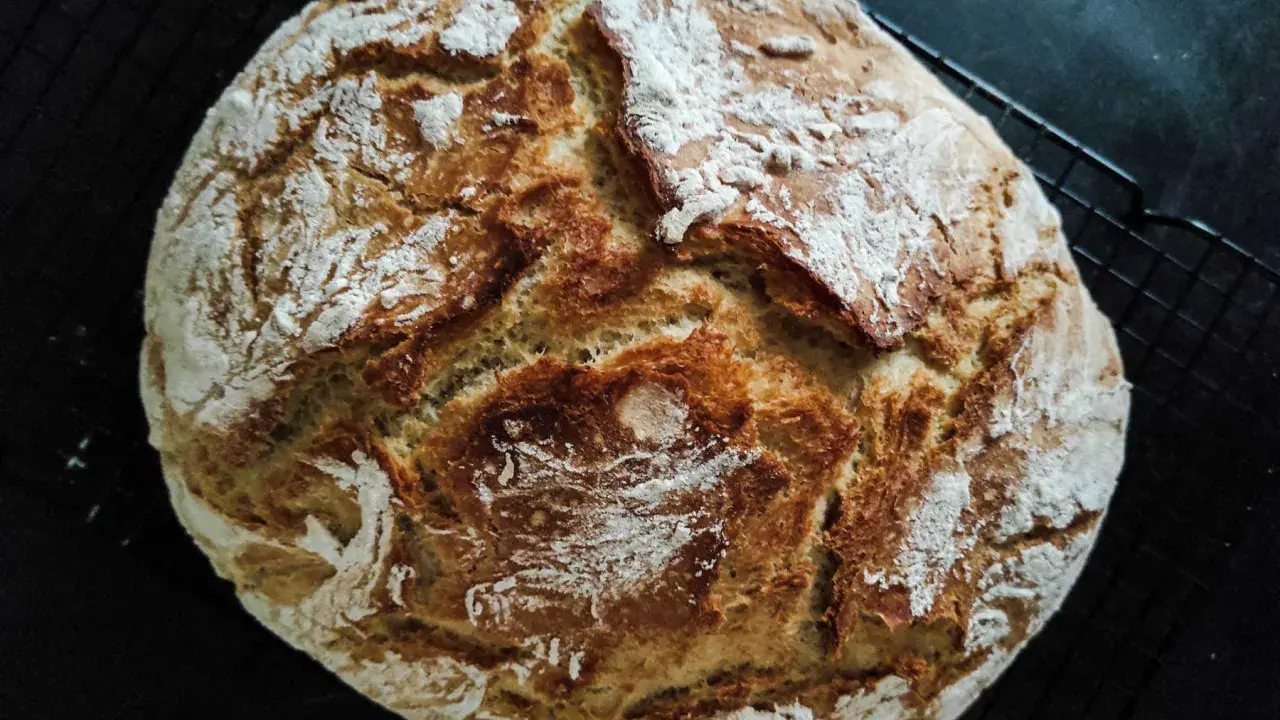 Chrupiący bochenek chleba, idealny na każdy przepis na chleb. Skórka lekko przypieczona, posypana mąką.