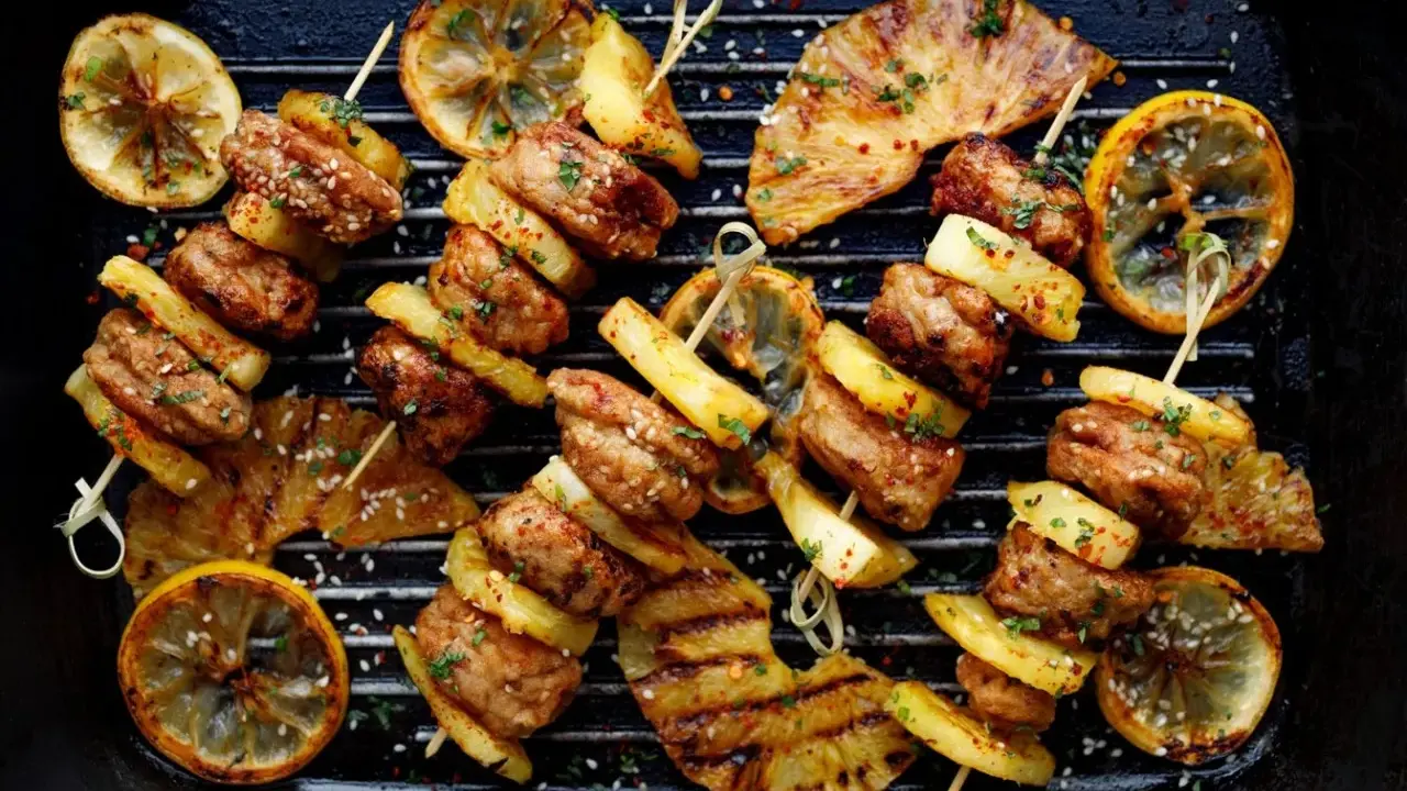 Szukasz pomysłu co na grilla? Te apetyczne szaszłyki z kurczaka i ananasa, grillowane z cytryną, wyglądają pysznie!