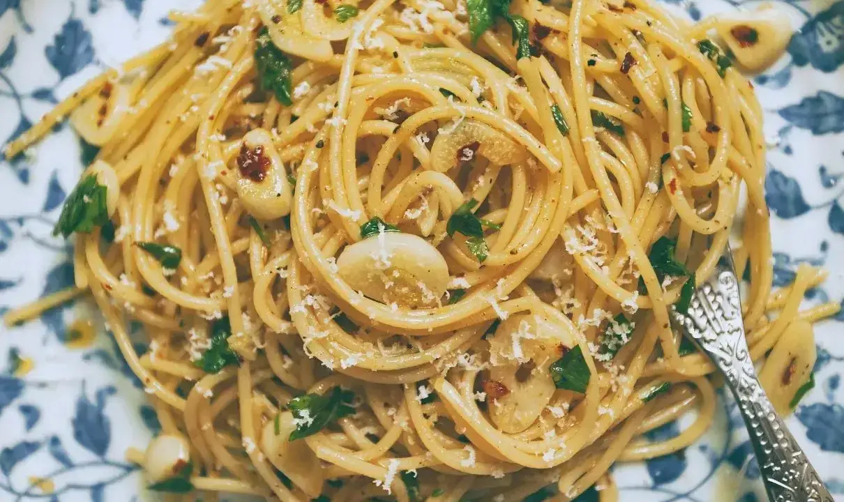 Pyszne spaghetti aglio olio z czosnkiem, natką pietruszki i płatkami chili. Prosty przepis na szybki obiad.