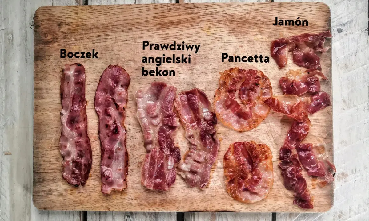 Różne rodzaje bekonu i boczku: boczek, prawdziwy angielski bekon, pancetta i jamón na desce.