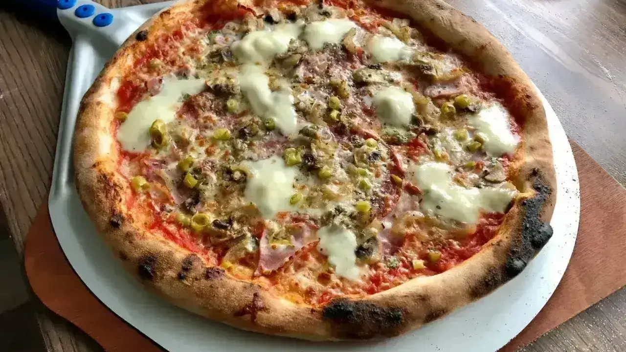 Pyszna, domowa pizza z pieczarkami i oliwkami, idealna na wieczór. Ten domowa pizza przepis jest prosty!