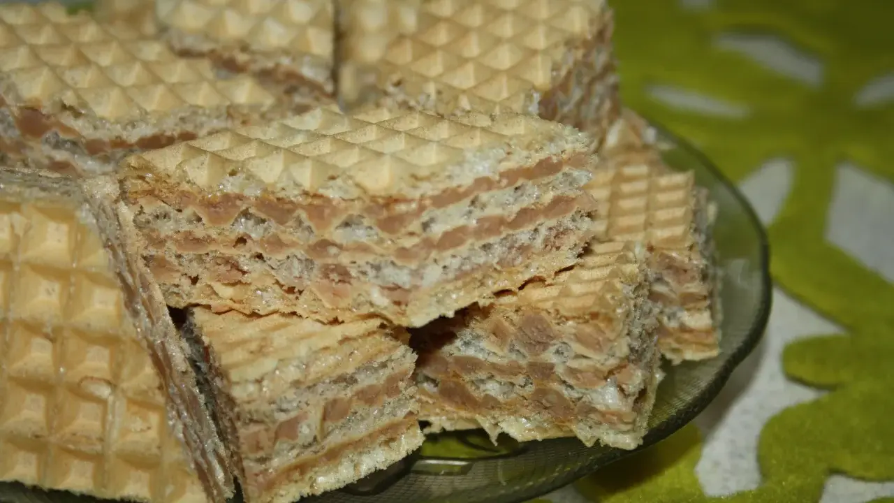 Chrupiące wafle z kremem o smaku mleka w proszku, ułożone na talerzyku.