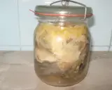 Słoik z rybą w occie i cebulą, domowy przysmak.
