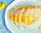Słodki ryż z mleczkiem kokosowym i kawałkami mango, posypany wiórkami. Pyszny deser mango sticky rice.