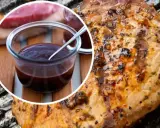 Soczysty schab z grilla, polany ciemnym sosem BBQ, czeka na podanie. Idealny na letnie spotkania.