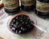 Pyszna, domowa konfitura z czarnej porzeczki w kryształowej miseczce, gotowa do degustacji.
