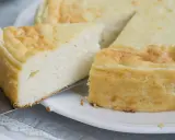 Puszysty sernik z mascarpone, z lekko zarumienioną skórką, kroimy na talerzu.
