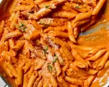 Penne alla vodka w kremowym, pomarańczowym sosie, posypane parmezanem i bazylią. Idealne danie na szybki obiad.