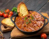 Pyszne chili con carne z fasolą i kukurydzą, podane z chrupiącą grzanką. Idealne co na obiad!