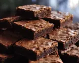 Stos pysznych, wilgotnych brownie z cukinii, idealnych na deser.