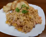 Kremowa sałatka z zupek chińskich z kukurydzą, kurczakiem i papryką, podana z grzankami.