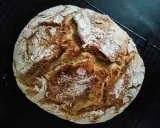 Chrupiący bochenek chleba, idealny na każdy przepis na chleb. Skórka lekko przypieczona, posypana mąką.