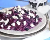 Fioletowy makaron farfalle z jagodami i białym serem. Pyszne danie, które wygląda jak deser.