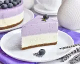 Lekkie, trójwarstwowe ciasto na lato z borówkami i lawendą. Idealne na upalne dni.