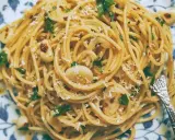 Pyszne spaghetti aglio olio z czosnkiem, natką pietruszki i płatkami chili. Prosty przepis na szybki obiad.