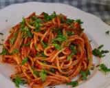 Pyszne spaghetti z sosem pomidorowym i natką pietruszki. Idealny przepis, jak zrobić spaghetti na obiad.