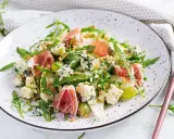Wykwintna sałatka z gruszką, rukolą, serem pleśniowym, winogronami i szynką parmeńską, posypana orzechami.