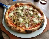 Pyszna, domowa pizza z pieczarkami i oliwkami, idealna na wieczór. Ten domowa pizza przepis jest prosty!