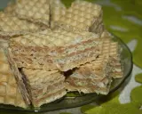 Chrupiące wafle z kremem o smaku mleka w proszku, ułożone na talerzyku.