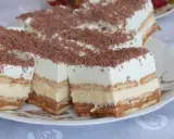 Pyszne, tanie ciasto bez pieczenia z herbatnikami, kremem i karmelem, posypane wiórkami czekoladowymi. Idealne na deser!
