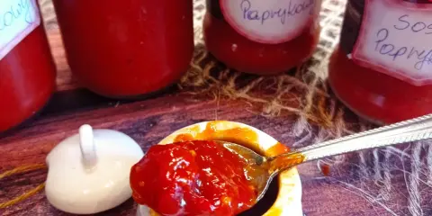 Domowy sos paprykowy do słoików, gęsty i aromatyczny, gotowy do degustacji.