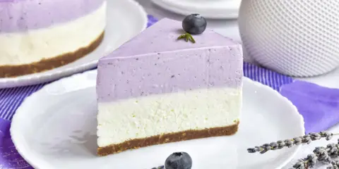 Lekkie, trójwarstwowe ciasto na lato z borówkami i lawendą. Idealne na upalne dni.