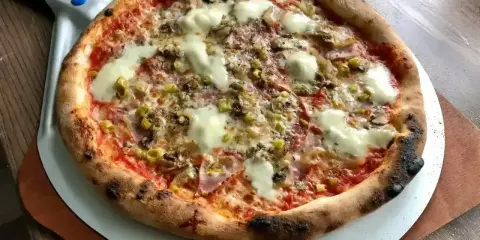 Pyszna, domowa pizza z pieczarkami i oliwkami, idealna na wieczór. Ten domowa pizza przepis jest prosty!