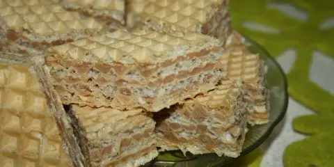 Chrupiące wafle z kremem o smaku mleka w proszku, ułożone na talerzyku.