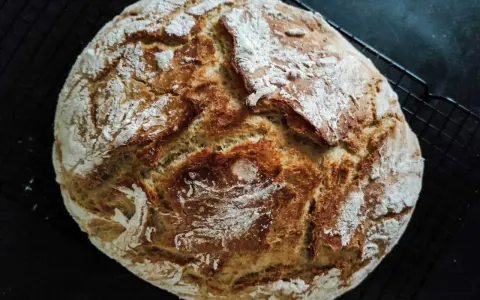 Chrupiący bochenek chleba, idealny na każdy przepis na chleb. Skórka lekko przypieczona, posypana mąką.