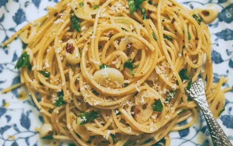 Pyszne spaghetti aglio olio z czosnkiem, natką pietruszki i płatkami chili. Prosty przepis na szybki obiad.
