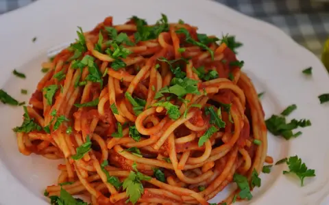 Pyszne spaghetti z sosem pomidorowym i natką pietruszki. Idealny przepis, jak zrobić spaghetti na obiad.