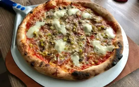 Pyszna, domowa pizza z pieczarkami i oliwkami, idealna na wieczór. Ten domowa pizza przepis jest prosty!