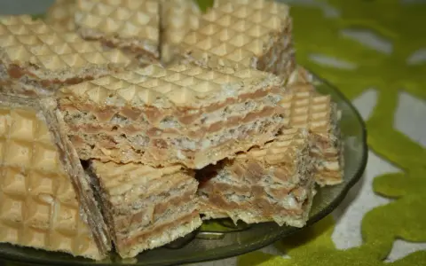 Chrupiące wafle z kremem o smaku mleka w proszku, ułożone na talerzyku.