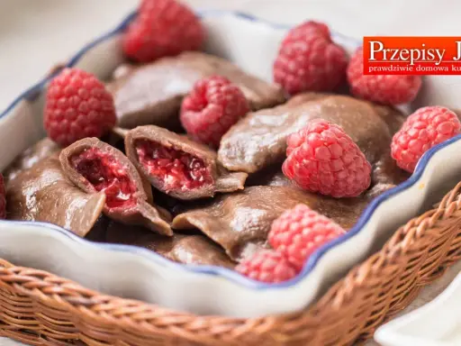 Czekoladowe pierogi z malinami, podane w koszyku, z malinami i śmietaną. Prawdziwie domowa kuchnia.