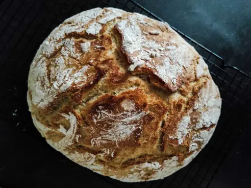 Chrupiący bochenek chleba, idealny na każdy przepis na chleb. Skórka lekko przypieczona, posypana mąką.