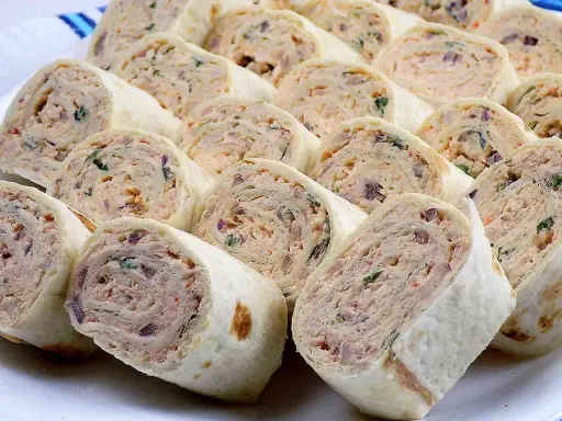 Roladki z tortilli na zimno z farszem z kurczaka i warzyw, pokrojone w plastry.