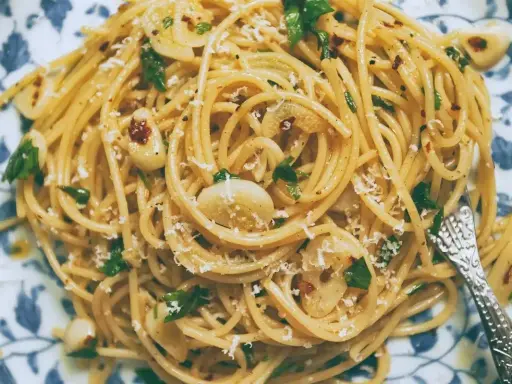 Pyszne spaghetti aglio olio z czosnkiem, natką pietruszki i płatkami chili. Prosty przepis na szybki obiad.