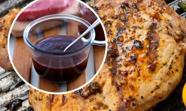 Soczysty schab z grilla, polany ciemnym sosem BBQ, czeka na podanie. Idealny na letnie spotkania.