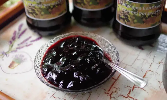 Pyszna, domowa konfitura z czarnej porzeczki w kryształowej miseczce, gotowa do degustacji.