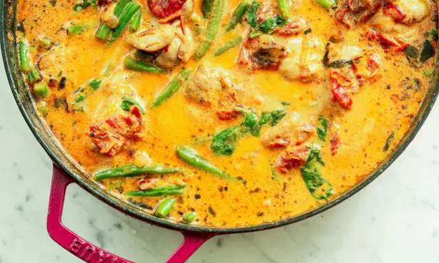 Pyszny kurczak "marry me chicken" w kremowym sosie z fasolką szparagową i suszonymi pomidorami.