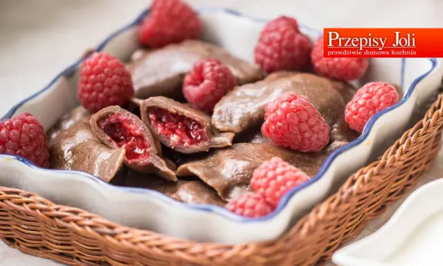 Czekoladowe pierogi z malinami, podane w koszyku, z malinami i śmietaną. Prawdziwie domowa kuchnia.