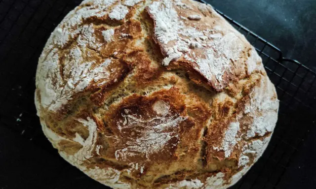 Chrupiący bochenek chleba, idealny na każdy przepis na chleb. Skórka lekko przypieczona, posypana mąką.