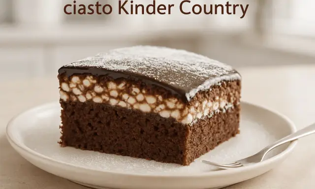 Pyszne ciasto Kinder Country z czekoladowym biszkoptem, kremem i polewą. Idealne na deser!