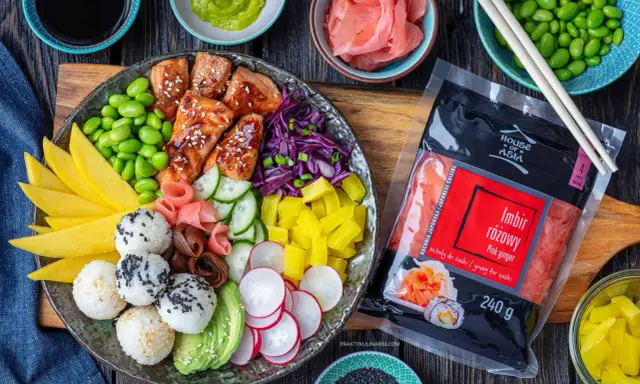 Kolorowy bowl z lososiem, edamame, mango, awokado, ogórkiem, rzodkiewką i ryżem. Obok opakowanie imbiru różowego.