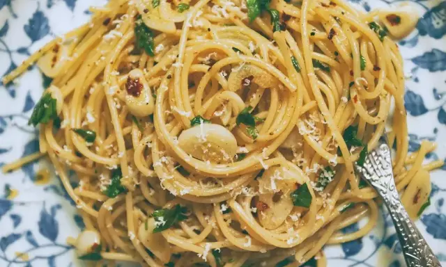 Pyszne spaghetti aglio olio z czosnkiem, natką pietruszki i płatkami chili. Prosty przepis na szybki obiad.