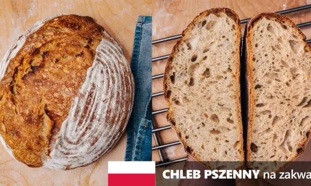 Chleb pszenny na zakwasie, z chrupiącą skórką i puszystym wnętrzem, gotowy do krojenia.