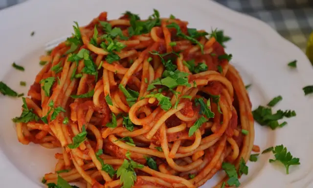 Pyszne spaghetti z sosem pomidorowym i natką pietruszki. Idealny przepis, jak zrobić spaghetti na obiad.