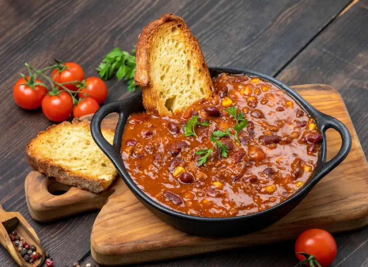 Pyszne chili con carne z fasolą i kukurydzą, podane z chrupiącą grzanką. Idealne co na obiad!